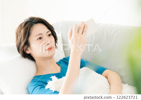 看與躺下的一個少婦睡眠 122623721