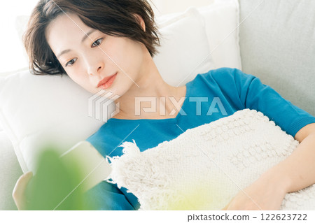 看與躺下的一個少婦睡眠 122623722