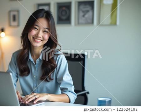A woman heading to a computer 122624192