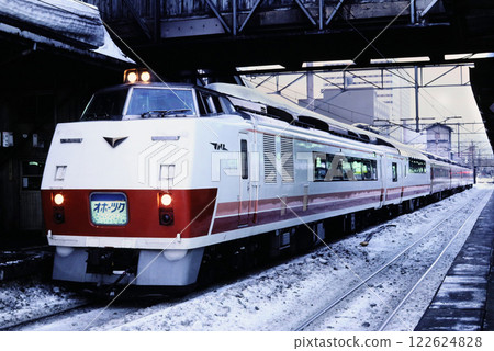 1987年：Kiha 183號鄂霍次克特快列車停靠札幌車站 122624828