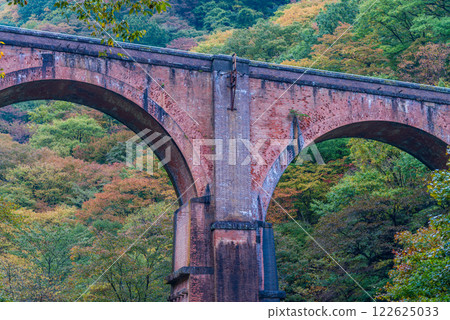 [Gunma Prefecture] Usui Third Bridge and Megane Bridge in Autumn 122625033