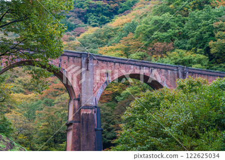 [Gunma Prefecture] Usui Third Bridge and Megane Bridge in Autumn 122625034