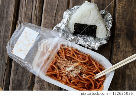 便利商店便當裡的義大利麵和飯糰:不均衡的膳食 便利商店便當裡的義大利麵和飯糰:不均衡的膳食 122625056