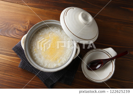 Egg porridge made in a clay pot Egg porridge made in a clay pot 122625239