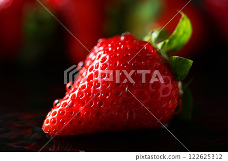 Strawberries with water drops 122625312