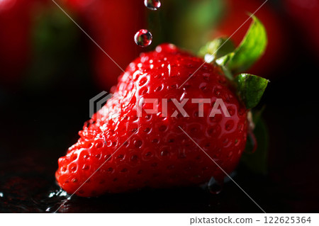 草莓與水滴 草莓與水滴 122625364