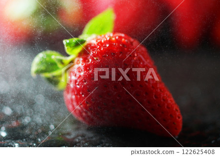 新鮮草莓和水滴 122625408