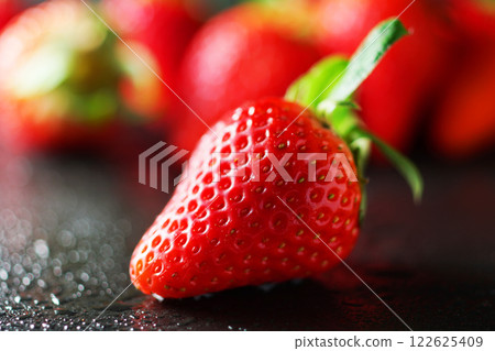 新鮮草莓和水滴 122625409