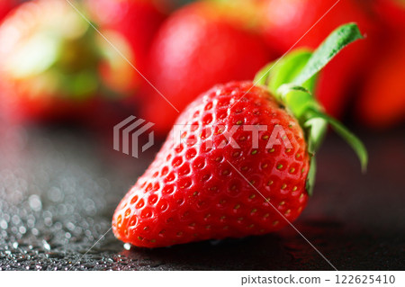 新鮮草莓和水滴 122625410
