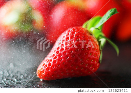 新鮮草莓和水滴 122625411