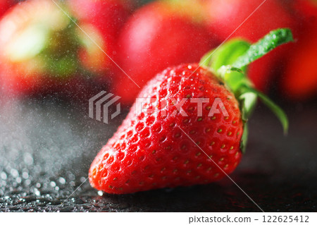新鮮草莓和水滴 新鮮草莓和水滴 122625412