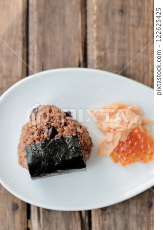 發酵糙米飯團和鮭魚子 122625425