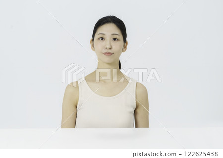 白色背景中穿著背心的年輕女子 122625438