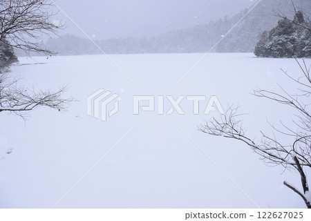 Snowy Lake Yunoko Snowy Lake Yunoko 122627025