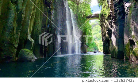 The spray of Manai Falls reflects on the cobalt blue surface of the Gokase River (Takachiho Gorge/Takachiho Town, Nishiusuki District, Miyazaki Prefecture) 122627422