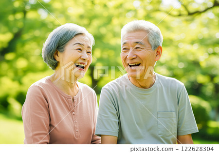 一對老年夫婦在綠地裡享受快樂時光 122628304