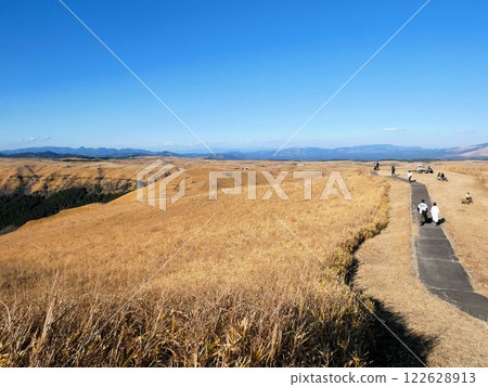 參觀熊本縣阿蘇山大觀峰的遊客 參觀熊本縣阿蘇山大觀峰的遊客 122628913