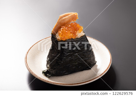 Harako rice ball (salmon, salmon roe) Harako rice ball (salmon, salmon roe) 122629576