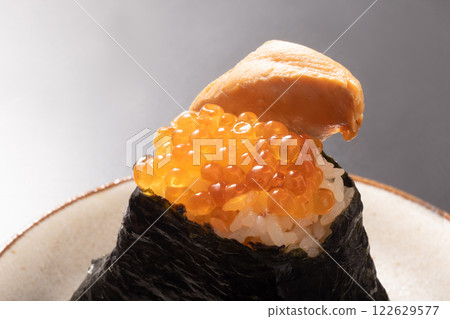 鮭魚子飯糰(鮭魚、鮭魚子) 鮭魚子飯糰(鮭魚、鮭魚子) 122629577