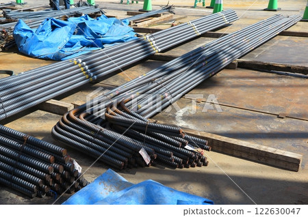 建築工地上整齊排列的鋼筋 122630047