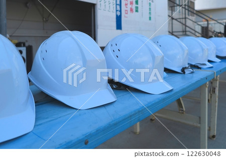 桌上擺放著幾頂白色頭盔 122630048