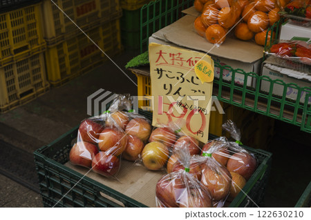 Greengrocer, retail sales, apples, Fukushima Prefecture 122630210