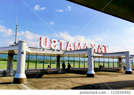 [Kagawa] Takamatsu Airport in early summer: People watching planes from the shuttle deck and blue skies 122630492