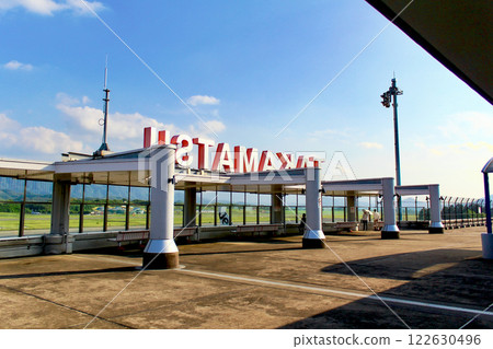[Kagawa] Takamatsu Airport in early summer: The word TAKAMATSU on the shuttle deck and the blue sky 122630496