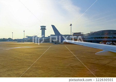 [Kagawa] Takamatsu Airport in early summer - View from the window of a plane taking off 122630501