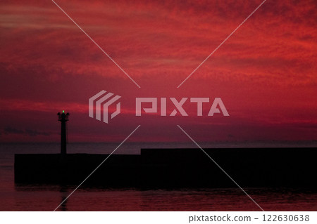 Dusk. At the breakwater of Numazu fishing port. 122630638