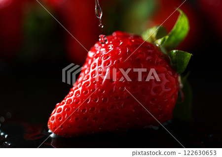 水滴落在草莓上 水滴落在草莓上 122630653