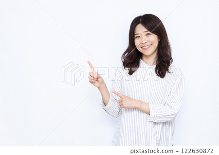 woman pointing finger 122630872