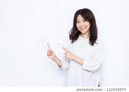 指著手指的女人 122630874