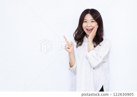 指著手指的女人 122630905