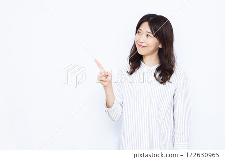指著手指的女人 122630965