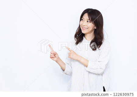 指著手指的女人 122630975