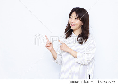 woman pointing finger 122630976