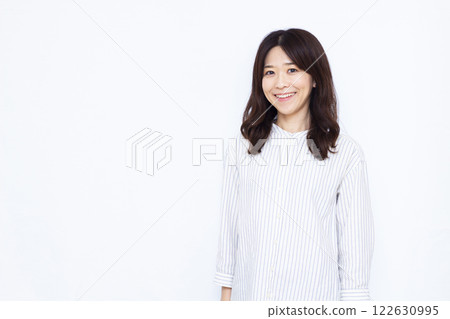 一個女人帶著微笑 122630995