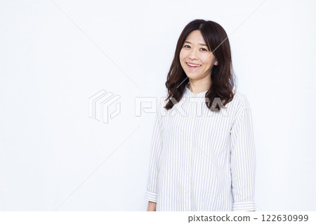 A woman with a smile 122630999