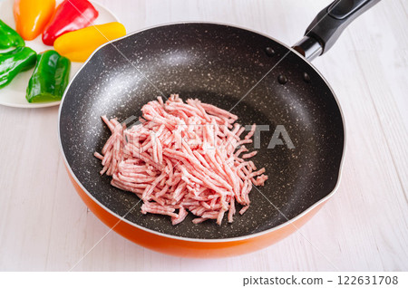 Minced pork in a frying pan 122631708