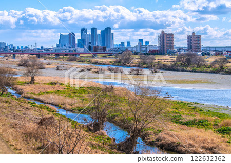Tokyo cityscape in Japan on February 5th... View of the Tama River and tower apartment complexes in front of Kawasaki and Musashi-Kosugi stations = Reiwa 7 122632362