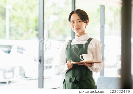 在咖啡館工作的中年女店員 122632479