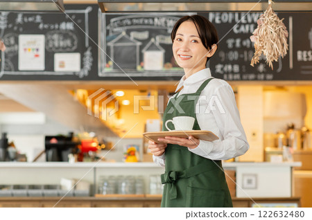 在咖啡館工作的中年女店員 122632480