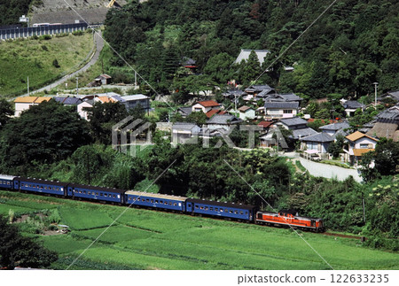 1977年：一列由DD51牽引的客運列車在福知山線生瀨站附近運行 122633235