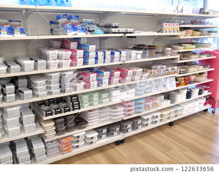 100 yen shop, 100 yen shop, kitchen supplies, containers 122633656
