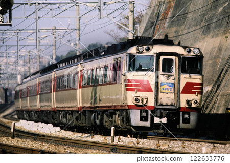 1986 年：在舞子站附近運行的「濱風特快」列車 122633776