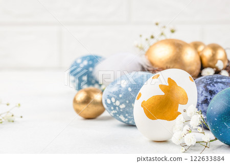 Easter eggs and flowers. Beautiful Easter spring light background. Easter decor concept. copy space 122633884