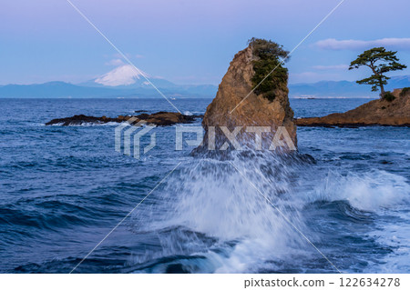 金星帶,從橫須賀市秋穀立石公園下沉,在黎明時分將富士山染成粉紅色 金星帶,從橫須賀市秋穀立石公園下沉,在黎明時分將富士山染成粉紅色 122634278