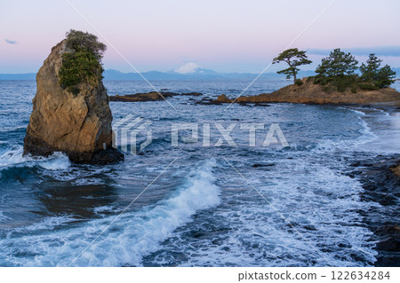 Venus Belt, which paints Mount Fuji pink at dawn as it sinks from Tateishi Park in Akitani, Yokosuka City Venus Belt, which paints Mount Fuji pink at dawn as it sinks from Tateishi Park in Akitani, Yokosuka City 122634284