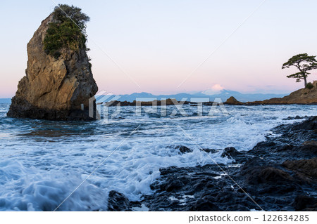 Venus Belt, which paints Mount Fuji pink at dawn as it sinks from Tateishi Park in Akitani, Yokosuka City 122634285